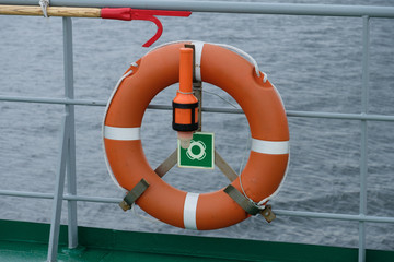 Rettungsring an Reling