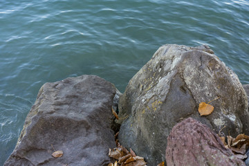 big stone and turqouise green water shoe coastline