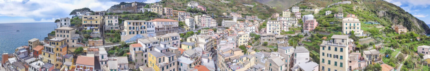 Obraz premium Beautiful panoramic aerial view of Riomaggiore, Cinque Terre - Italy