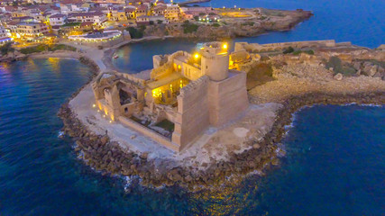 Night aerial view of Aragonese Fortress in Calabria, Italy - obrazy, fototapety, plakaty