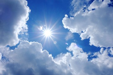 雲間の輝く太陽