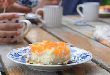 Kaffee und Kuchen an einem warmen Tag im Garten