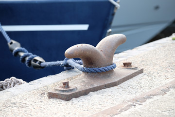 Poller zum Festmachen an der Hafenmauer