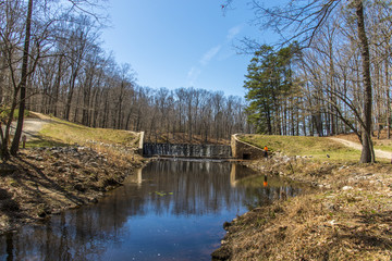 Dam and waterfall in Beaver lake, Pocahontas park