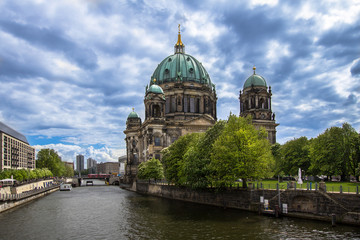 Fototapeta premium Rzeka Szprewa i Katedra Berlińska w Berlinie, Niemcy