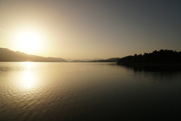 Obraz premium Sonnenuntergang am Plastiras Lake