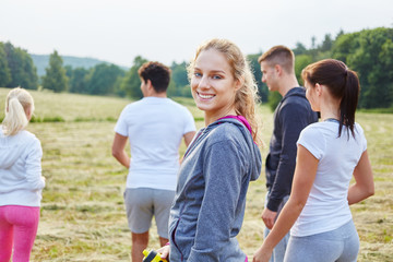 Sportliche junge Frau mit Freunden