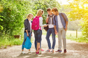 Fototapeta premium Teenager Gruppe geht wandern im Sommer