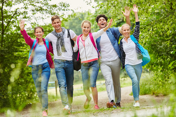 Fröhliche Freunde machen eine Wanderung
