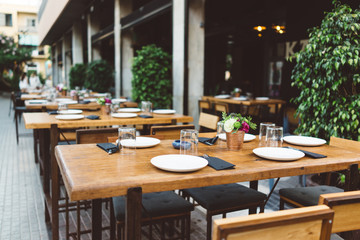 Schotel op de houten tafel in openluchtrestaurant
