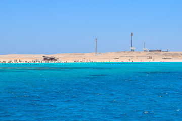 Obraz premium Boats in the red sea, turqouise water, yacht shipping on the ocean, paradise in front of Mahmya island