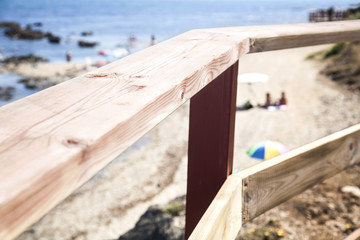 barandilla de madera que recorre el paseo marítimo con vistas al mar