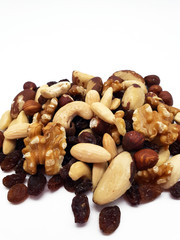 Studentenfutter freigestellt auf weißem Hintergrund