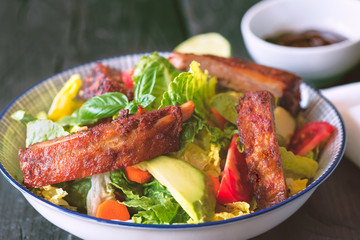 Gemischter frischer Salat mit fritierten Spare Ribs auf asiatische Art mit Avocado