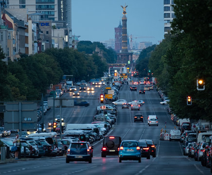 Kaiserdamm zu Berlin / Abendstimmung