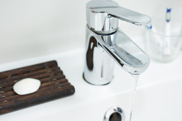 Wasserhahn im Badezimmer und WC