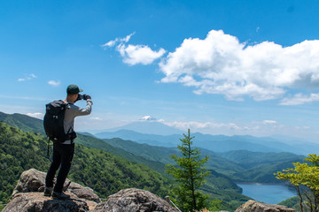 Fototapeta na wymiar 登山する男性　大菩薩嶺からの富士