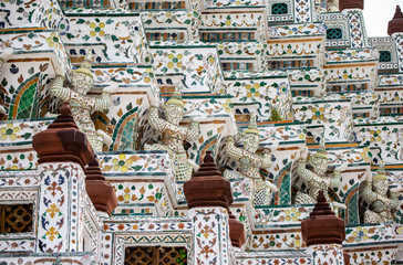Fototapeta na wymiar Detail of the tile pattern of the Thai temple pagoda