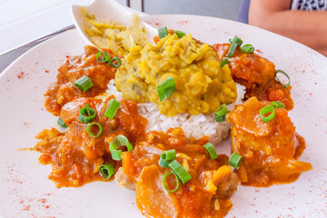 assiette créole, cari poisson au massalé, riz blanc, gros pois et rougail citron