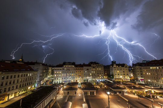 Blitzlicht Gewitter &uuml;ber Wien, Karmelitermarkt. Lightning Storm over Vienna.