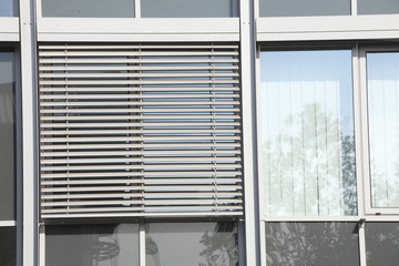 Fototapeta premium Fenster mit heruntergezogenen Rolläden