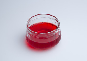 Doce - Tigela de Gelatina Morango Vermelho em Fundo Branco