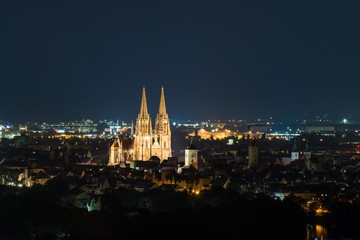 Fototapeta na wymiar Blick zum Dom und über die Altstadt von Regensburg, Deutschland
