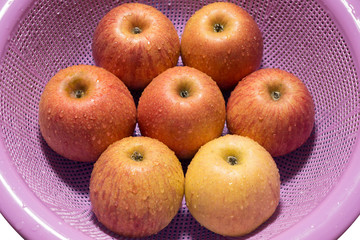 Apples in a light purple net bowl (washed)