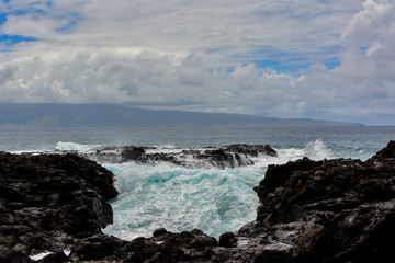 Fototapeta na wymiar Wave crashing on the rocky coast of Maui, Hawaii