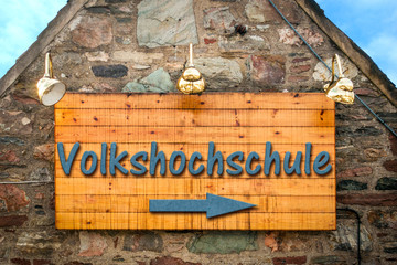 Schild 303 - Volkshochschule