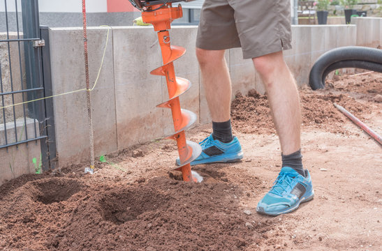 Fundamente erstellen mit Erdlochbohrer