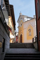 Fototapeta na wymiar Kirche in Ascona in der Schweiz im Kanton Tessin an der Grenze zu Italien, Chiesa parrocchiale dei Santi Pietro e Paolo