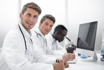 Obraz premium doctor write the results in the laboratory journal.