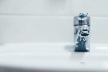 tropfender Wasserhahn als Symbol für Wasserknappheit