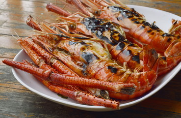 grilled big river shrimp arranging on plate