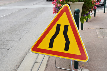 Panneau routier provisoire : chaussée rétrécie.
