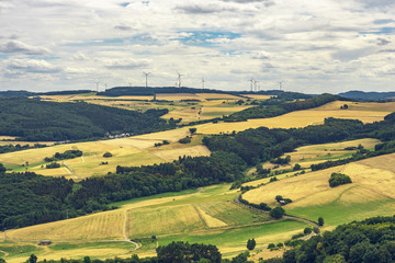 Naklejka premium Eifellandschaft mit Feldern und Windrädern