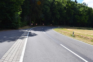 kurvige Straße zur Erntezeit
