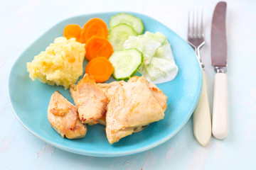 Hähnchenfleisch mit Kartoffeln und Gemüse