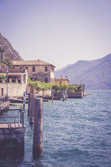 Kleines italienisches Städtchen vom Wasser aus, Limone, Limone sul Garda