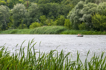 лодка плывущая по реке