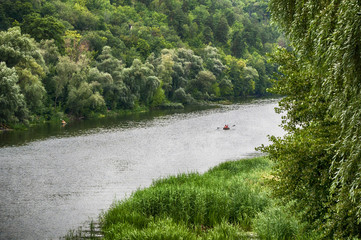 река среди лесов и гор