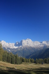 Fototapeta na wymiar Bergpanorama mit Schnee vor blauem Himmel