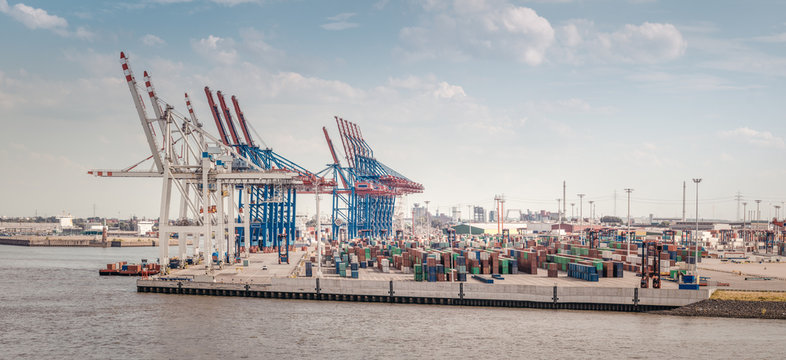 Ein Container-Terminal im Hamburger Hafen bei sonnigem Wetter