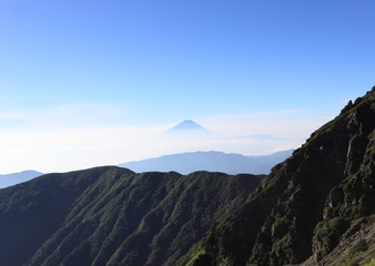 北岳の尾根から見る富士山