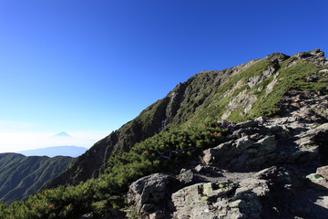 Fototapeta na wymiar 北岳の尾根からみる北岳山頂と富士山