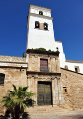 Fototapeta na wymiar Puerta del Perdón de la Iglesia concatedral de Santa María situada en la Plaza de España. de Mérida, Extremadura, España