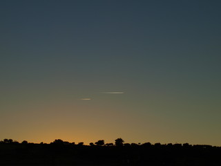estelas de avion al atardecer