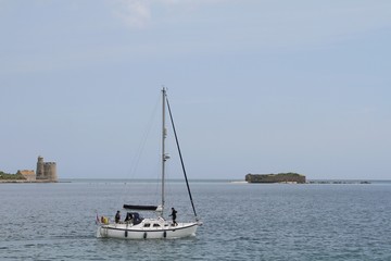 voilier navigant devant l'île de Tatihou à Saint-Vaast-la-Hougue,Normandie,Manche,Cotentin