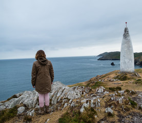 Frau steht am Leuchtturm Balimore Woman standing on Lighthouse 
